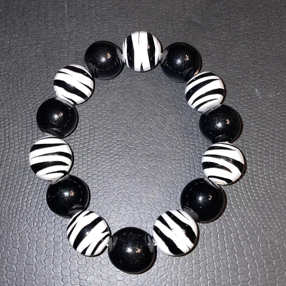 Black & white bead bracelet